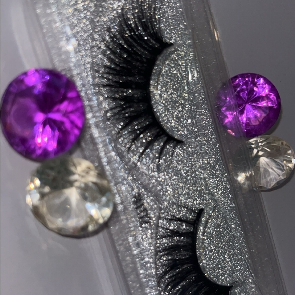 False lashes - Picture 2 of 4